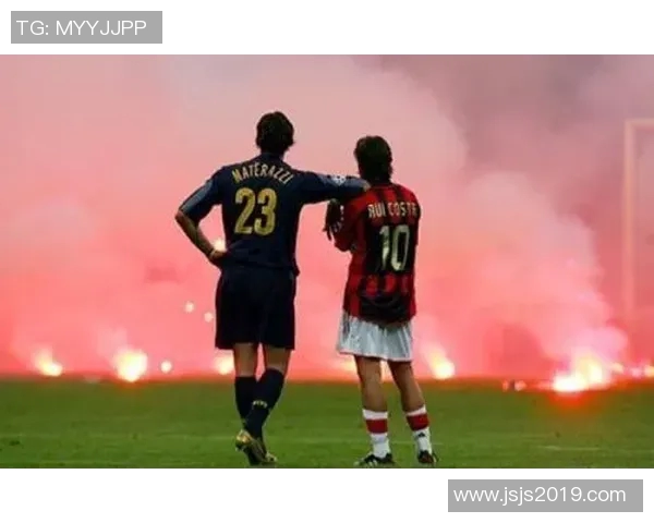 足球场上球星浪漫求婚 绿茵场见证爱与梦想的奇迹 足球场上球星浪漫求婚 绿茵场见证爱与梦想的奇迹